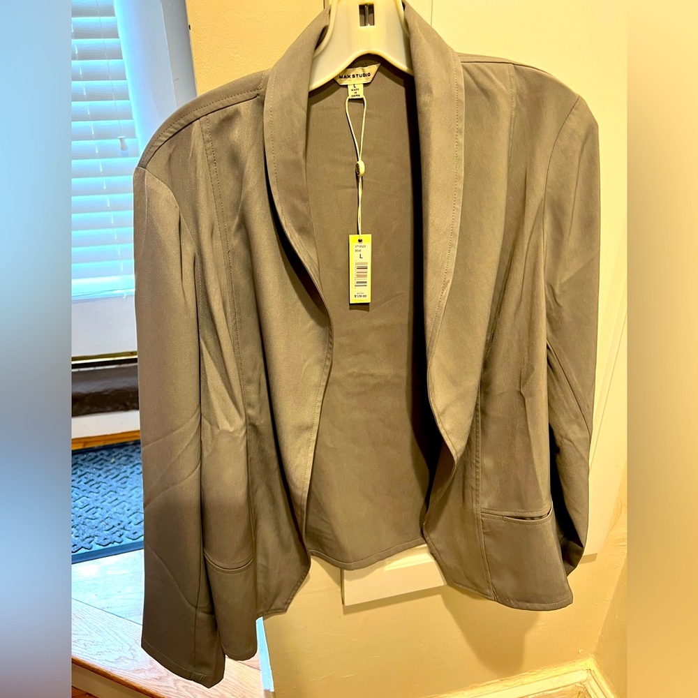 Max Studio jacket lightweight and sleek size large new with tags